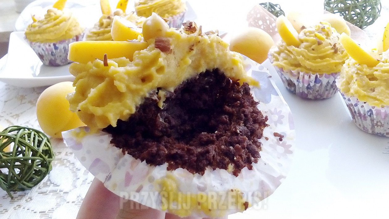 Muffinki brownie z kremem morelowym