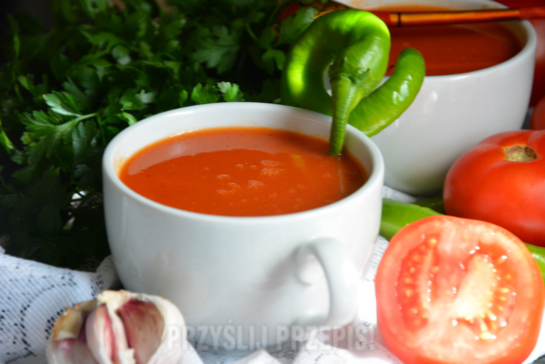 Czosnkowa zupa ze świeżych pomidorów i chili