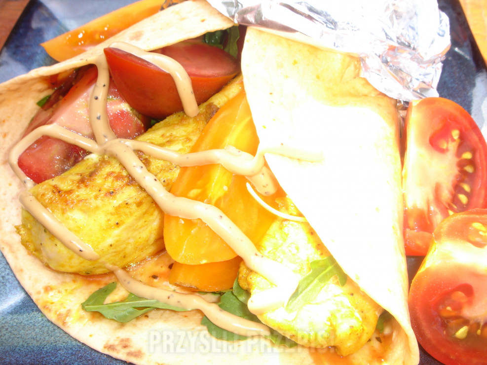 Tortilla z kurczakiem, pomidorami pomarańczowymi i kumato