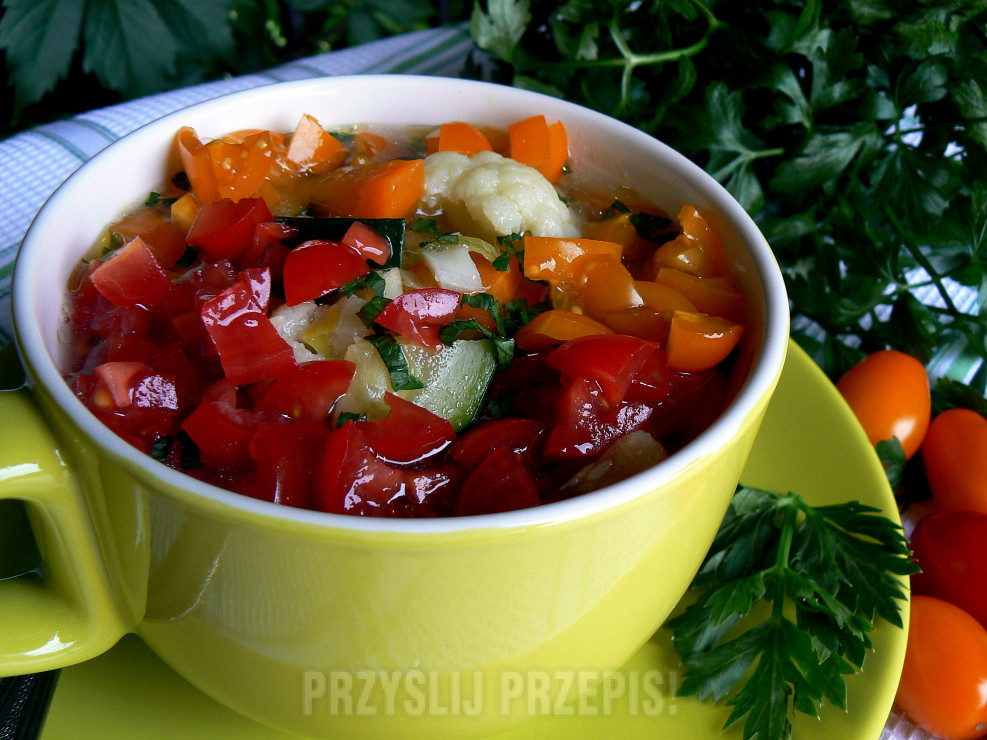 Letnia zupa jarzynowa ze świeżymi pomidorami