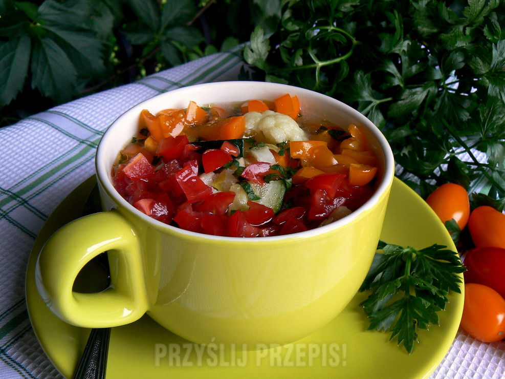 Letnia zupa jarzynowa ze świeżymi pomidorami