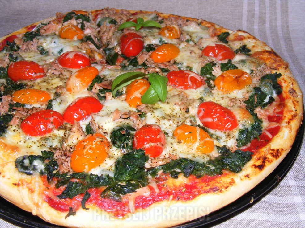 Pizza ze szpinakiem, pomidorami i tuńczykiem