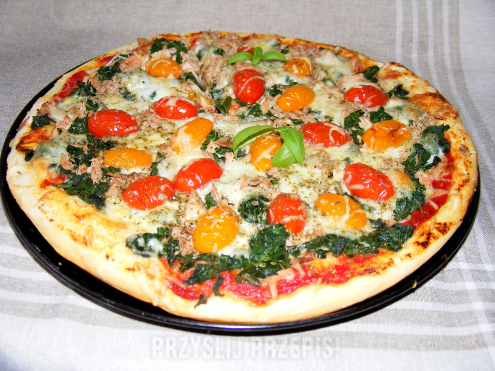Pizza ze szpinakiem, pomidorami i tuńczykiem