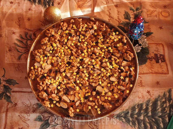 Sernik waniliowo-migdałowy z białą czekoladą, orzechami i karmelem