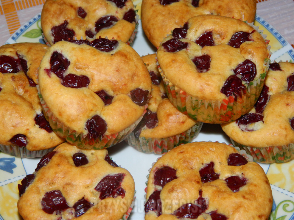 Waniliowe muffinki z wiśniami