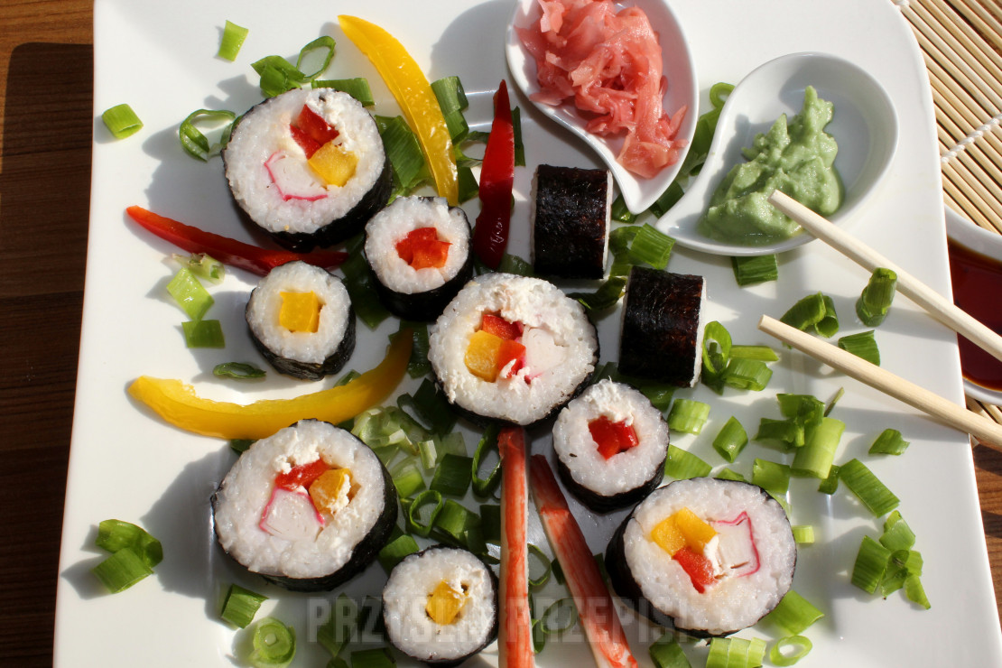 Sushi maki z papryką i paluszkami surimi