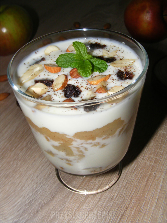 Deser jogurtowy z aromatycznymi jabłkami