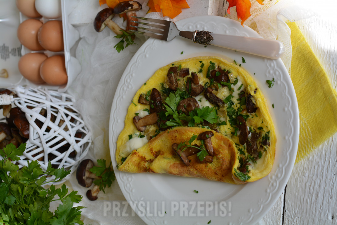Omlet z leśnymi grzybami i mozzarellą
