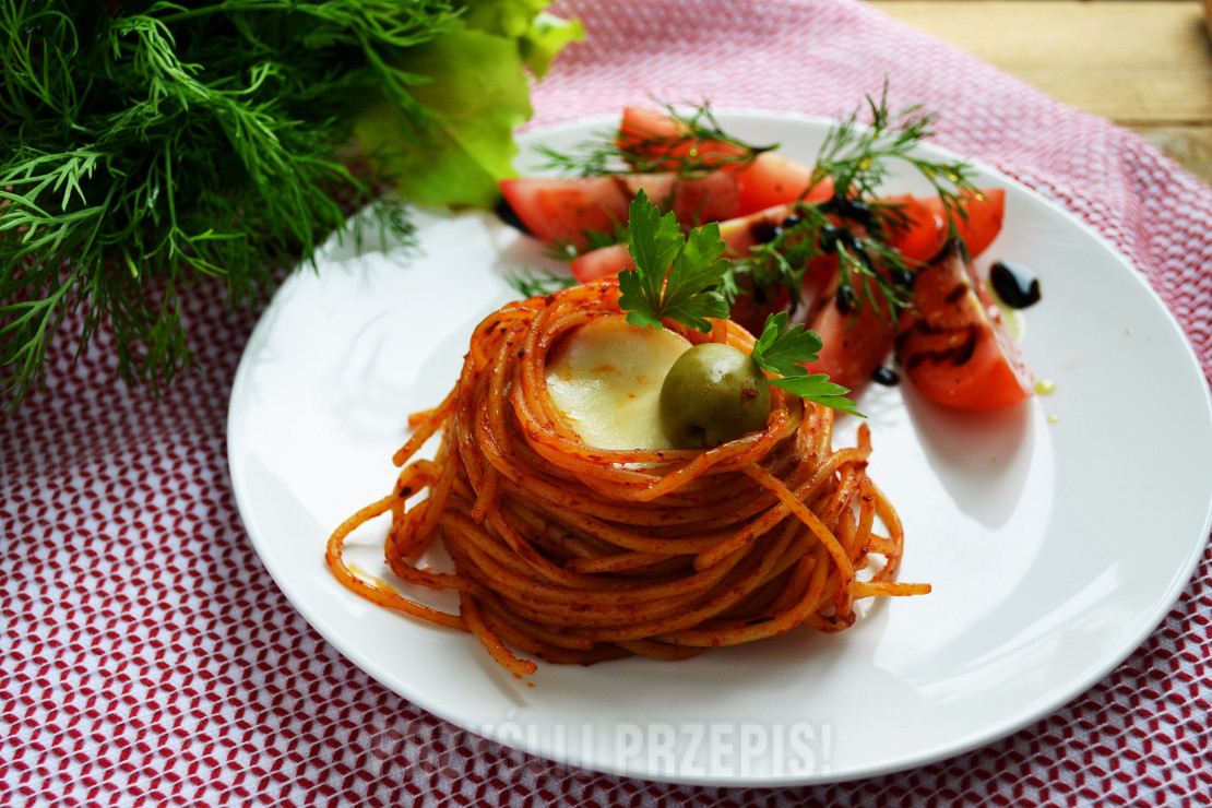 Spaghetti „Gniazdeczka” w sosie pomidorowym i mozzarellą
