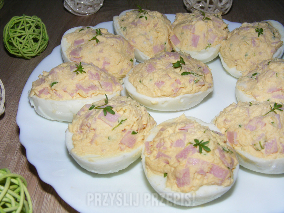 Jajka faszerowane szynką konserwową i rzeżuchą z chrzanową nutą