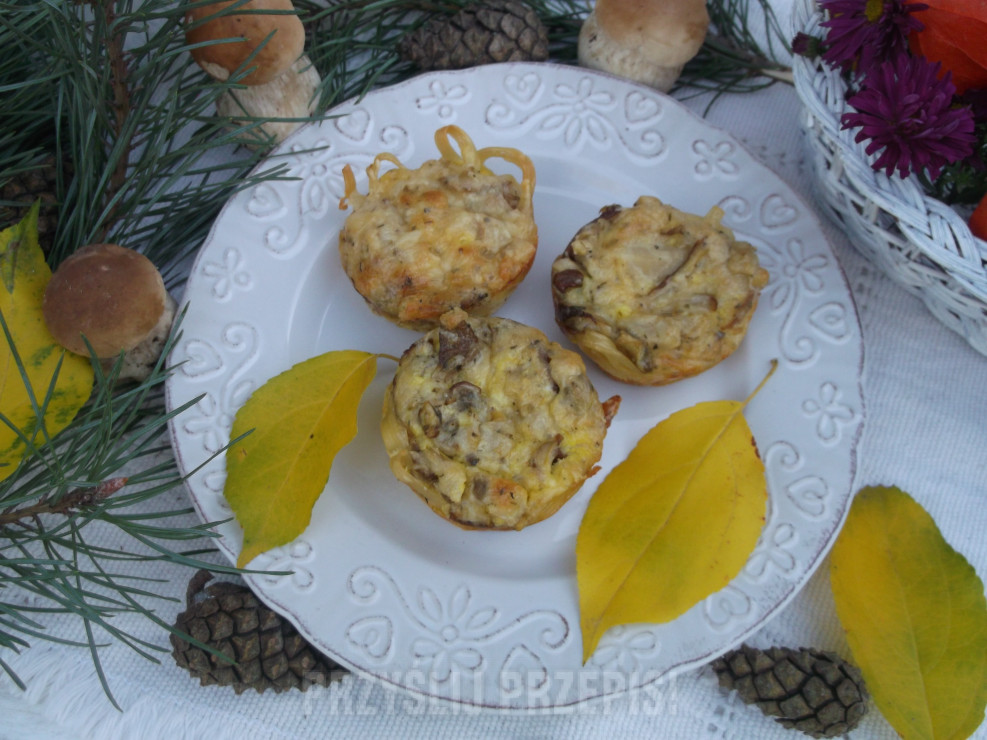 Makaronowe muffinki z grzybami.