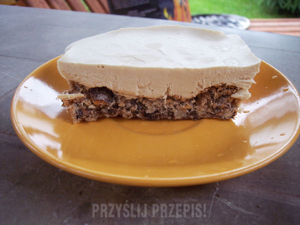 Ciasto orzechowe z kremem z białej czekolady