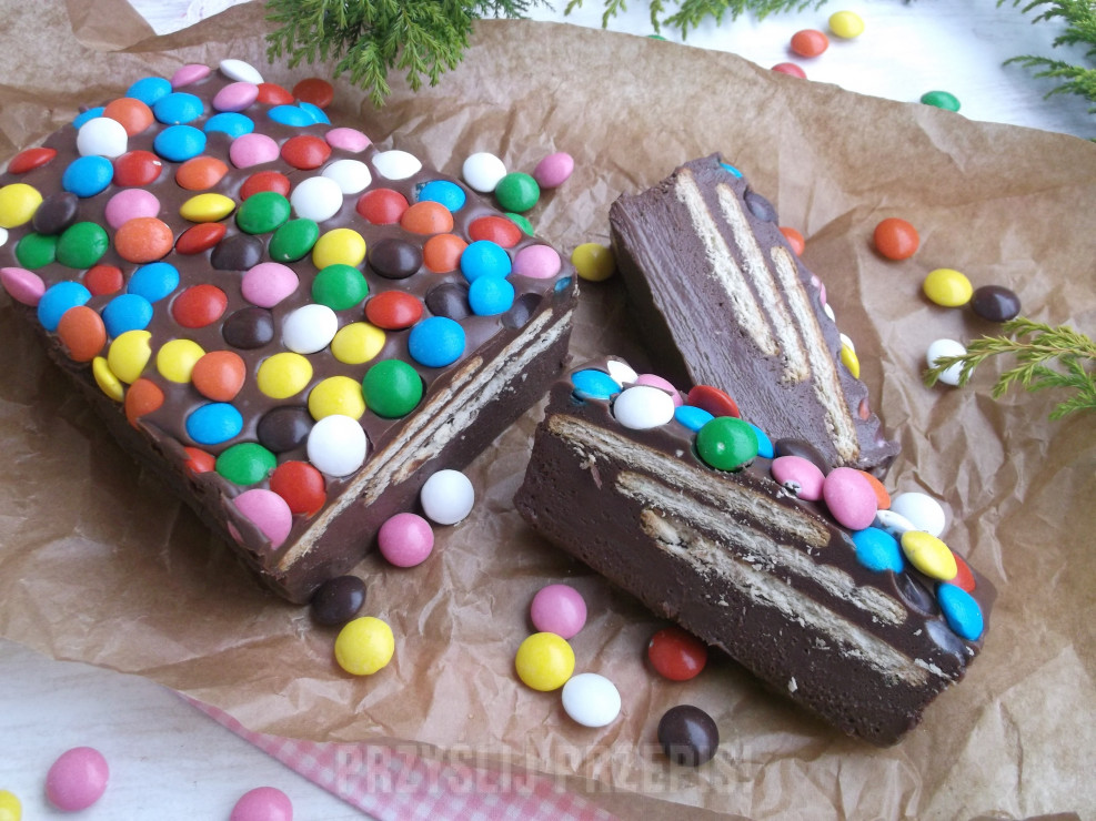 Blok czekoladowy z cukierkami i herbatnikami.