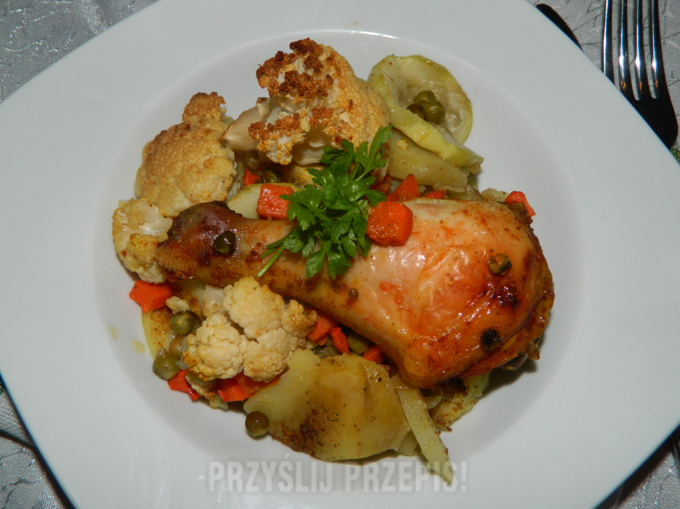 Zapiekanka ziemniaczano-warzywna z pałkami z kurczaka