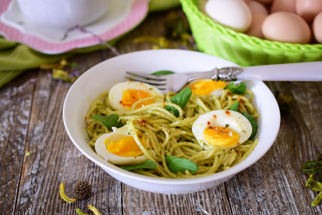 Spaghetti z zielonym pesto i jajkami od szczęśliwych kurek