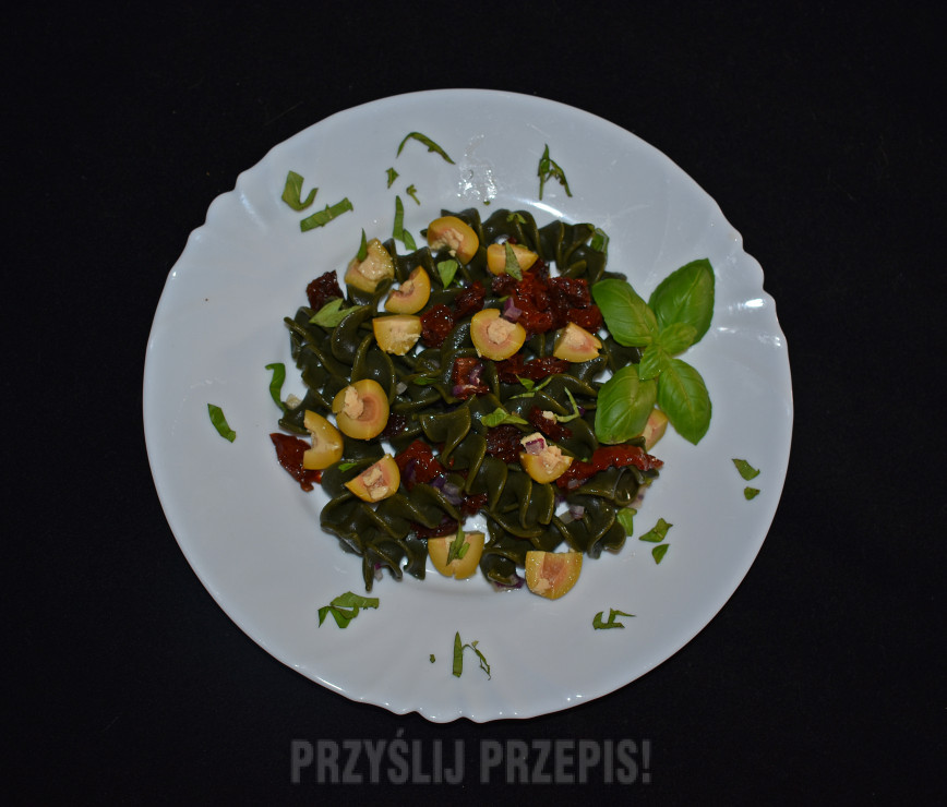 Makaron z oliwkami, suszonymi pomidorami i bazylią