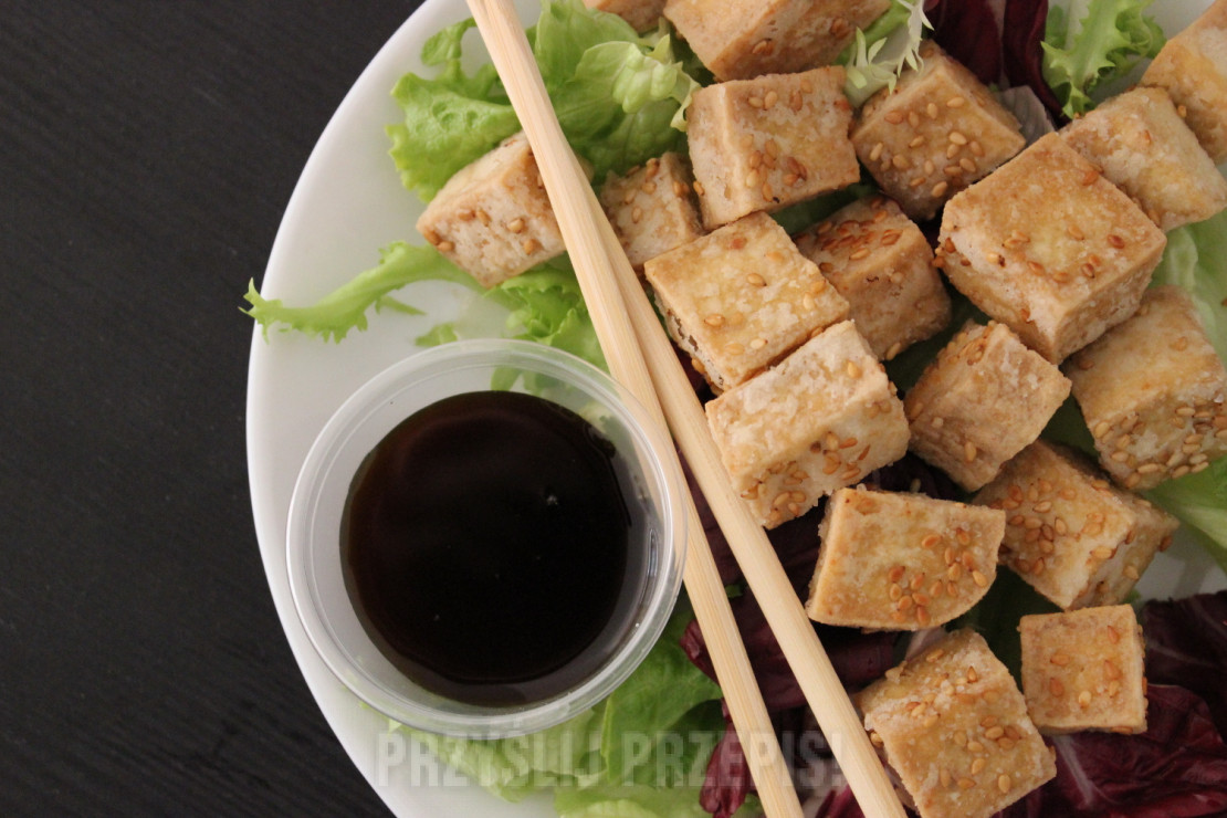 Chrupiące smażone tofu z sezamem