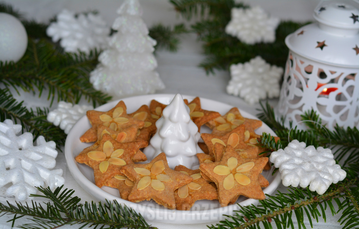 Gwiazdkowe migdałowe ciasteczka z nutą cynamonu