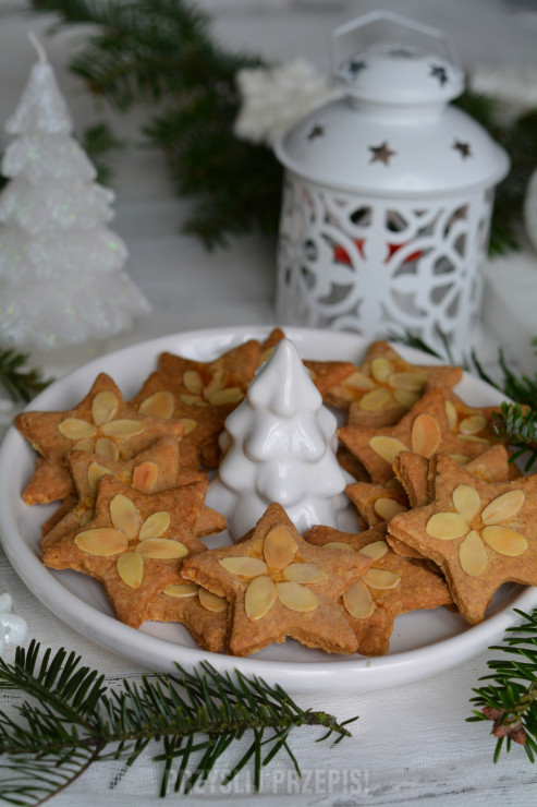 Gwiazdkowe migdałowe ciasteczka z nutą cynamonu