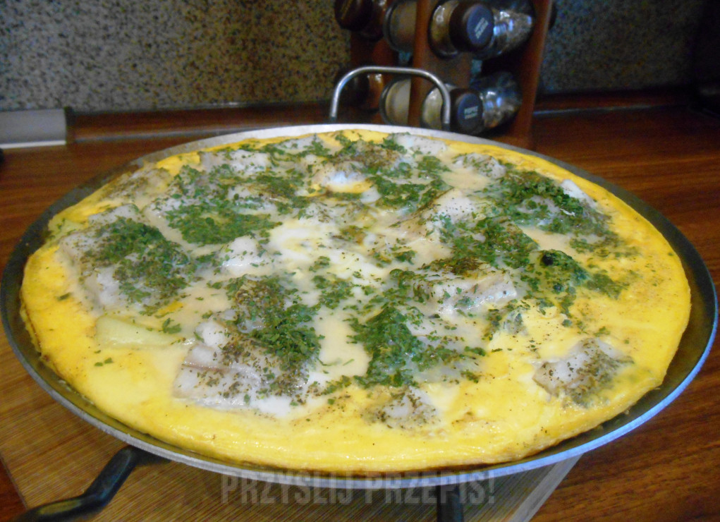 Omlet z ziemniakami i rybą