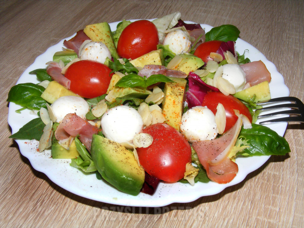 Sałatka z szynką parmeńską, awokado i pomidorami