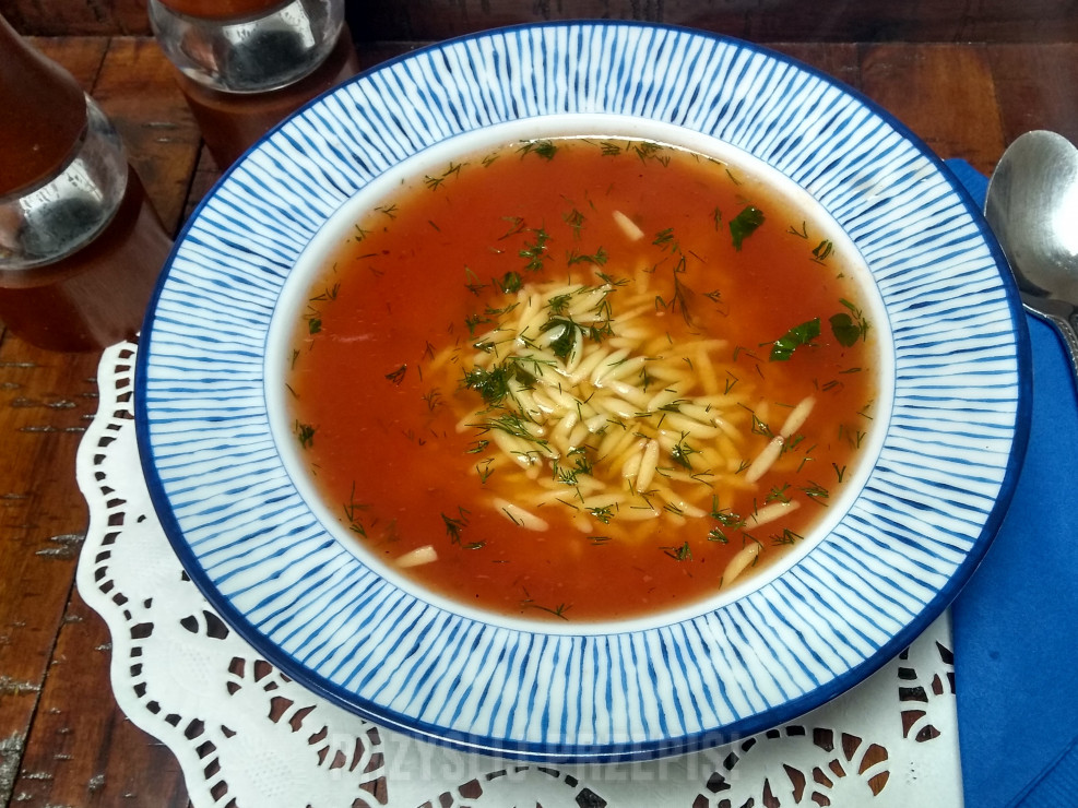 Zupa pomidorowa na rosole z makaronem ryżowym