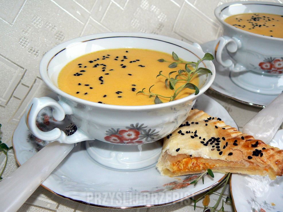 Zupa serowo-marchewkowa z francuskim pierogiem