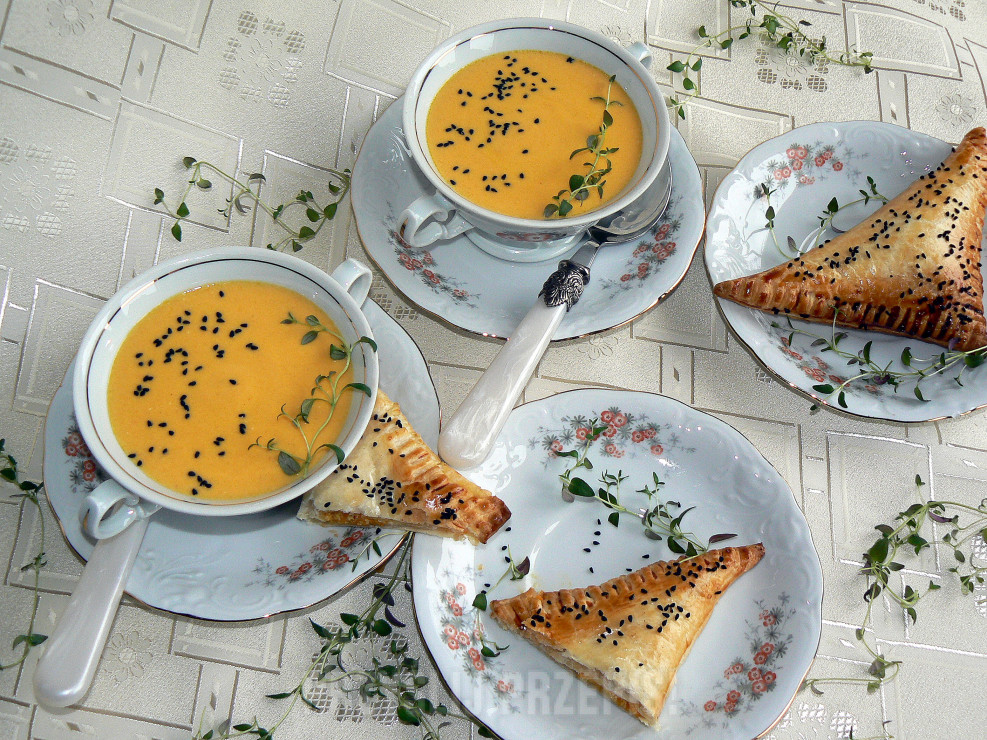 Zupa serowo-marchewkowa z francuskim pierogiem