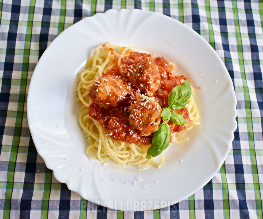 Spaghetti z klopsikami w sosie pomidorowym