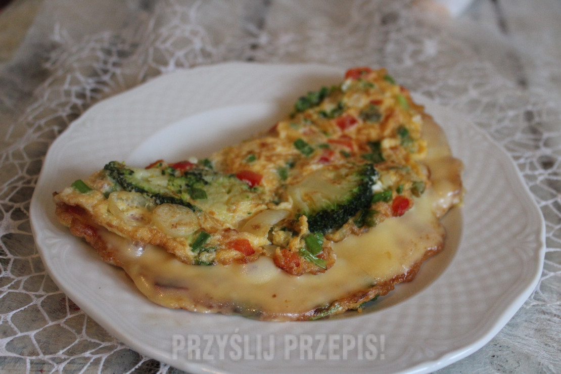 omlet z warzywami i serem
