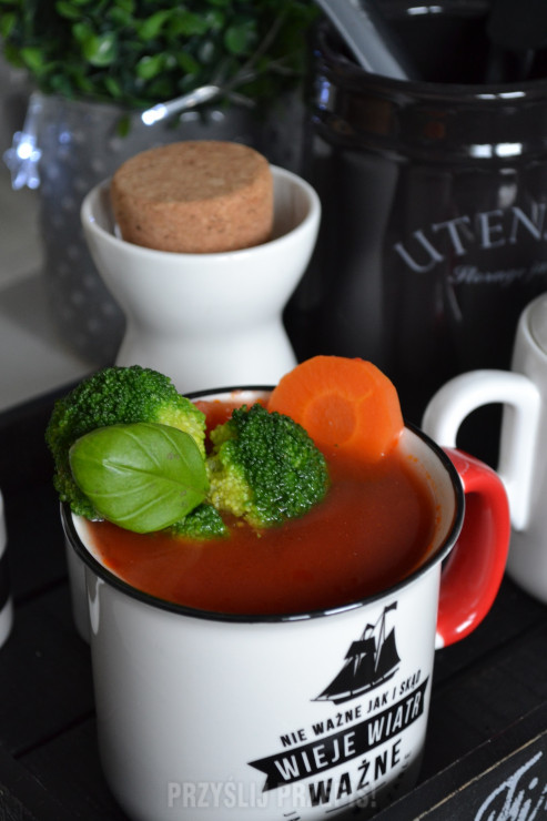 Pikantna zupa-krem z pomidorów z dodatkiem marchewki i brokuła.