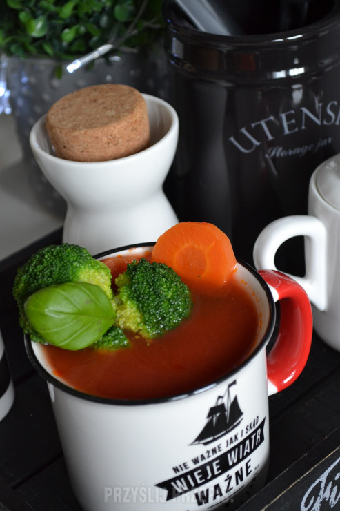 Pikantna zupa-krem z pomidorów z dodatkiem marchewki i brokuła.
