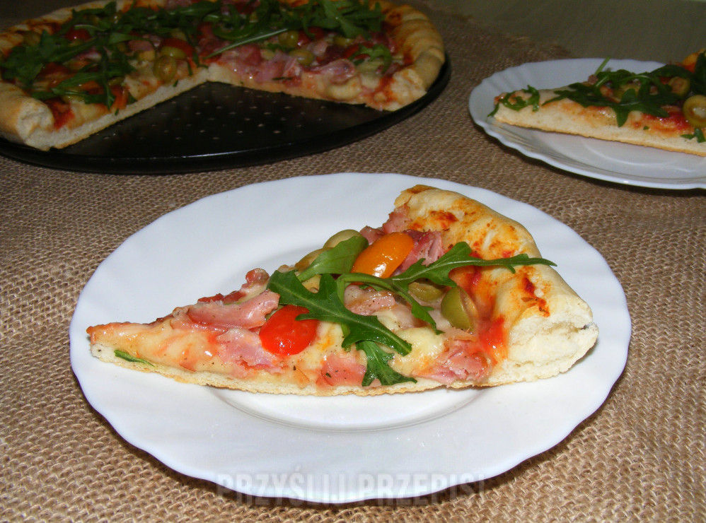 Pizza z mozzarellą, pomidorkami, szynką parmeńską i rukolą