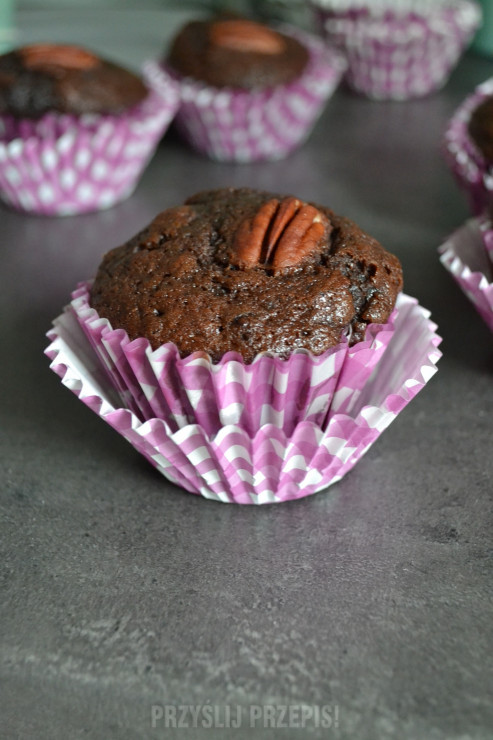 Muffinki czekoladowe z pekanami.