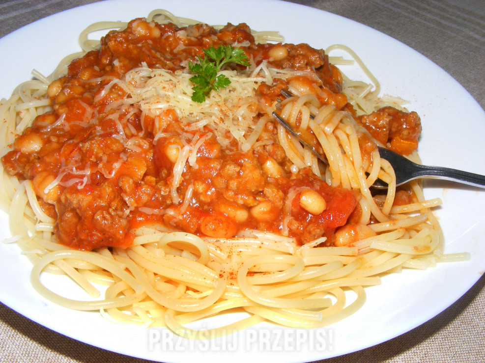 Makaron spaghetti z mieloną wołowiną i pieczoną białą fasolą