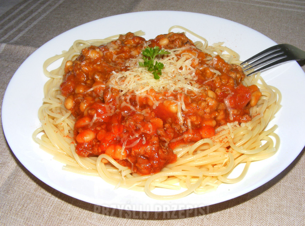 Makaron spaghetti z mieloną wołowiną i pieczoną białą fasolą