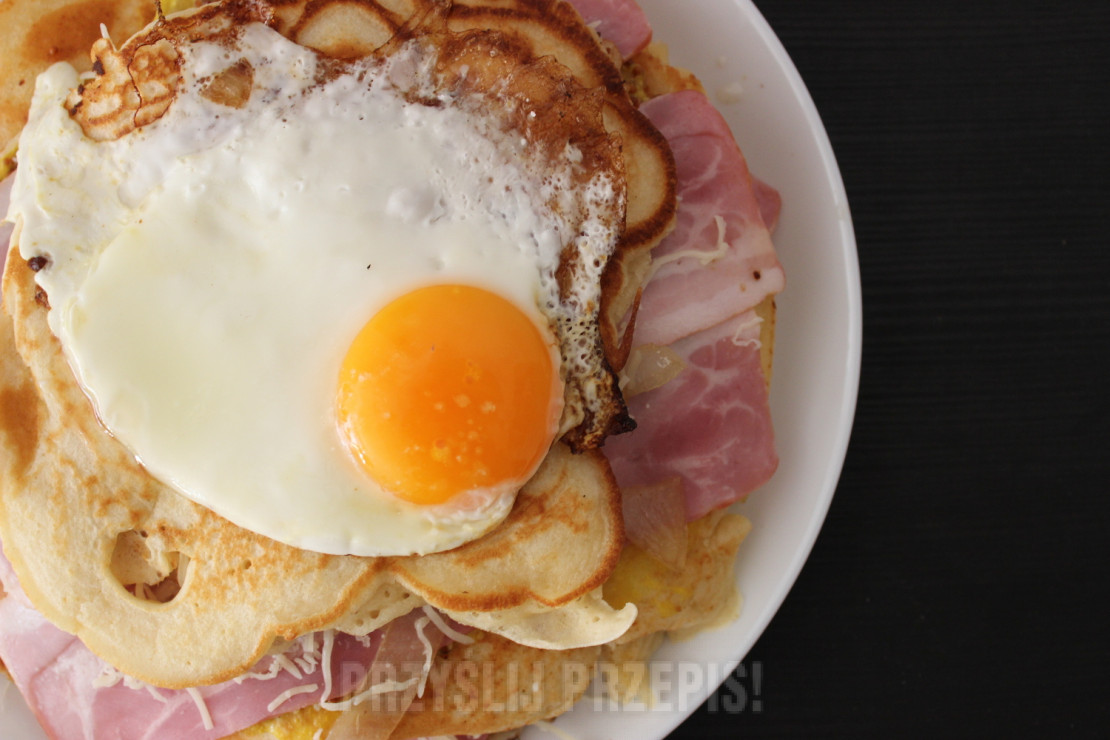 Pancakes z boczkiem, cebulą i jajkiem sadzonym