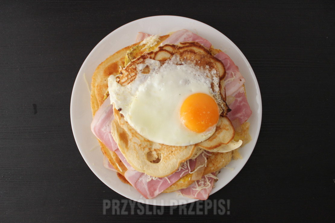 Pancakes z boczkiem, cebulą i jajkiem sadzonym