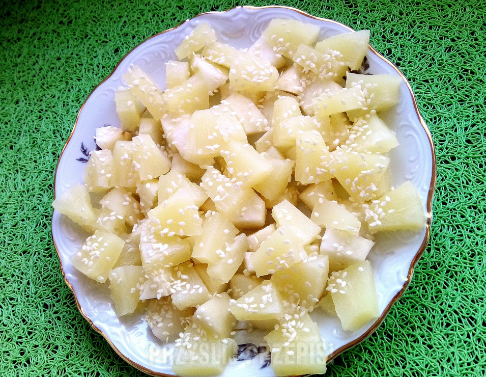 Słoneczna sałatka z ananasem i gruszką