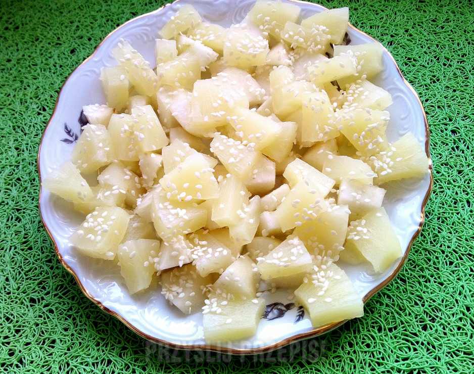 Słoneczna sałatka z ananasem i gruszką