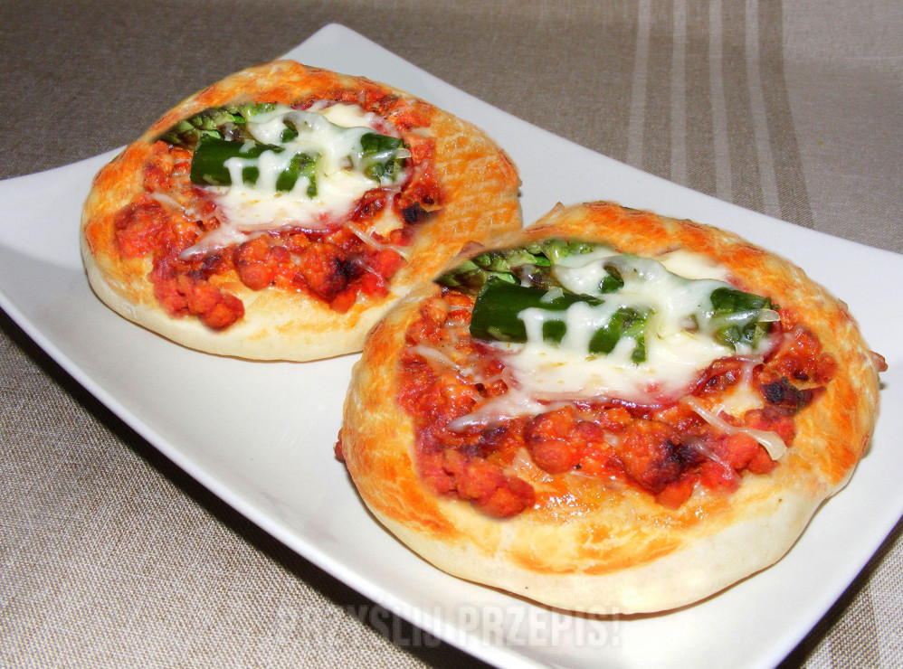 Mini pizza z mięsem mielonym i szparagami