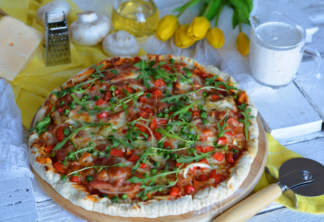 Pizza z szynką serrano, pieczarkami i zielonym groszkiem