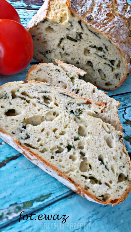 Chleb ze szpinakiem i pokrzywą
