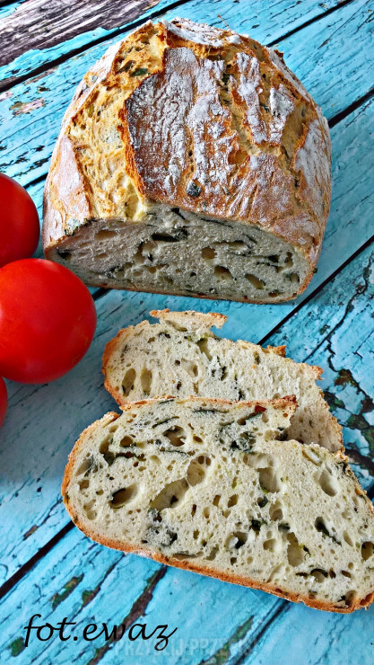 Chleb ze szpinakiem i pokrzywą