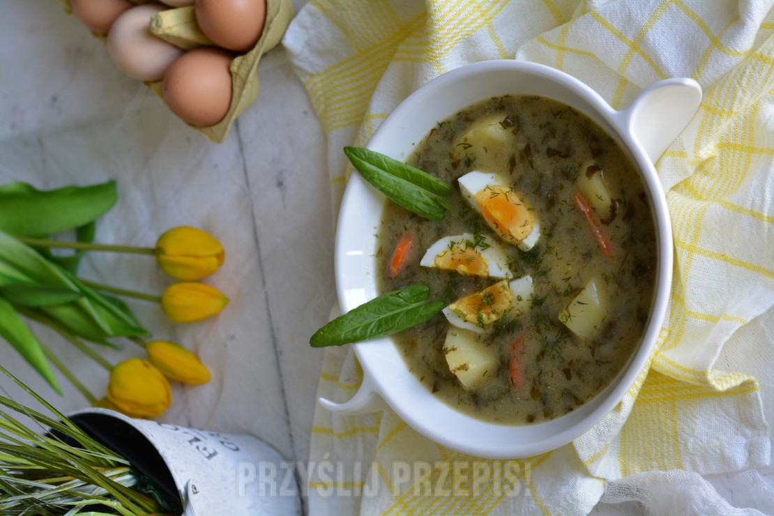 Tradycyjna zupa szczawiowa z jajkiem i ziemniakami
