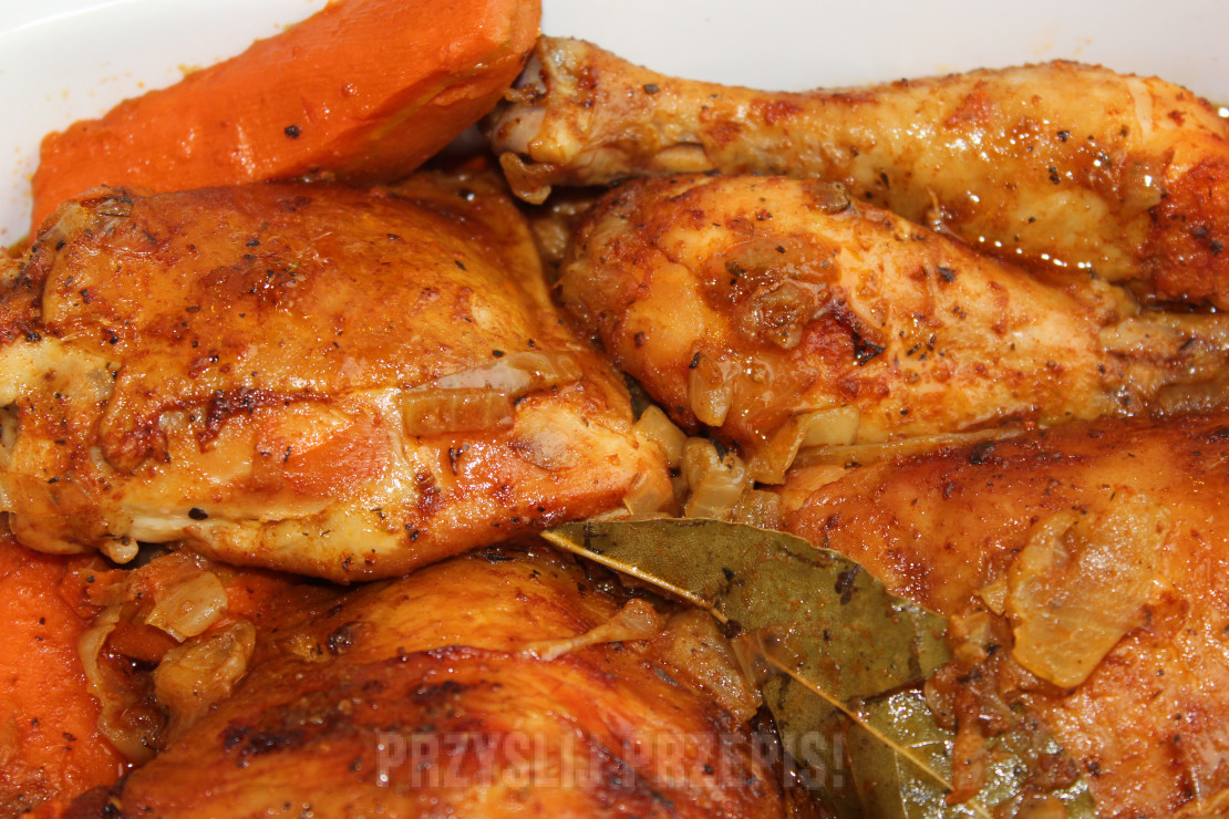 Kurczak paprykowo-ziołowy pieczony z cebulą i marchewką