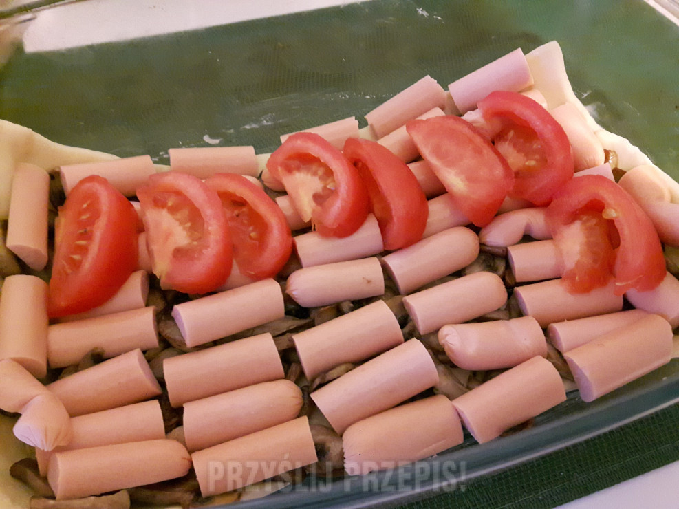 Tarta pieczarkowa z parówkami i pomidorami