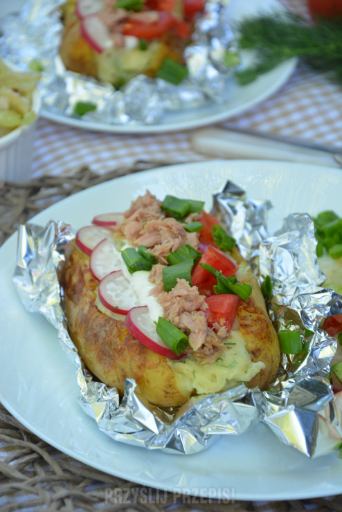 Młode ziemniaki pieczone w całości,faszerowane serem żółtym,warzywami i tuńczykiem
