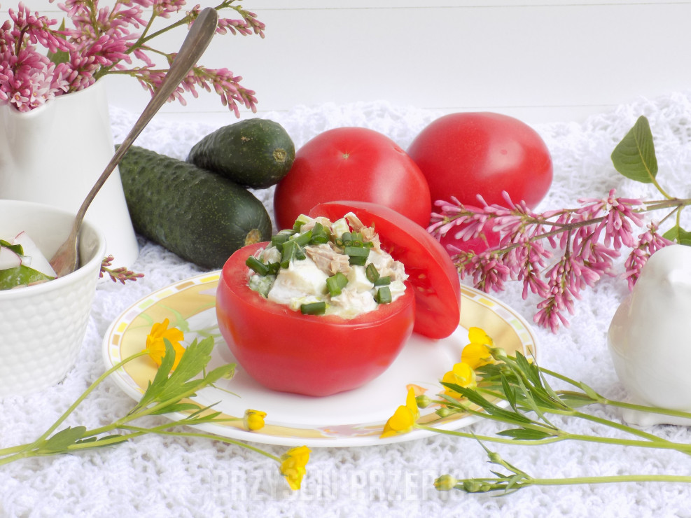 Pomidory faszerowane wiosenną sałatką z tuńczykiem.
