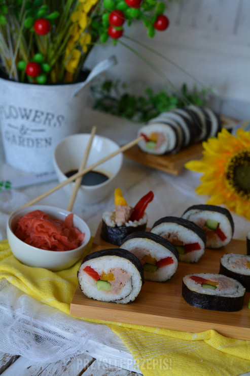 Sushi z tuńczykiem, papryką i ogórkiem